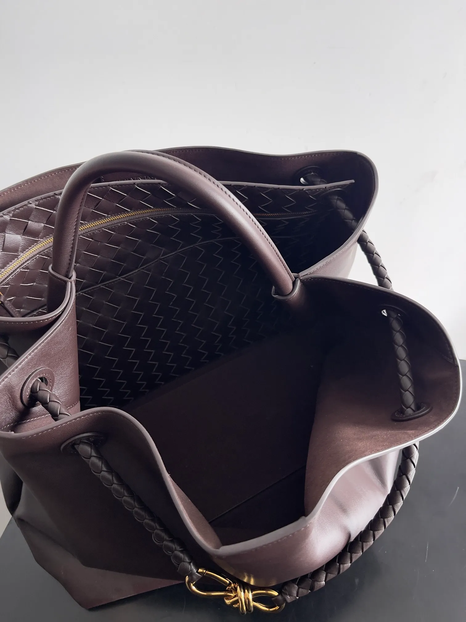 Batch 2960 BV The all-leather Andiamo is new, a very casual splayed buckle bag, which also means that its weight is very light, which greatly reduces our burden when going out for shopping. It can be carried cross-body, hand-held, or carried under the armpit. Taking into account the different backpacking habits of people, the simple design brings us more inspiration. Matched with various keychains and dolls, it will become the finishing touch in the outfit. Medieval style and modern style can also be perfectly blended🫧🫧 Style number: 709683 Size: 42*35*18cm